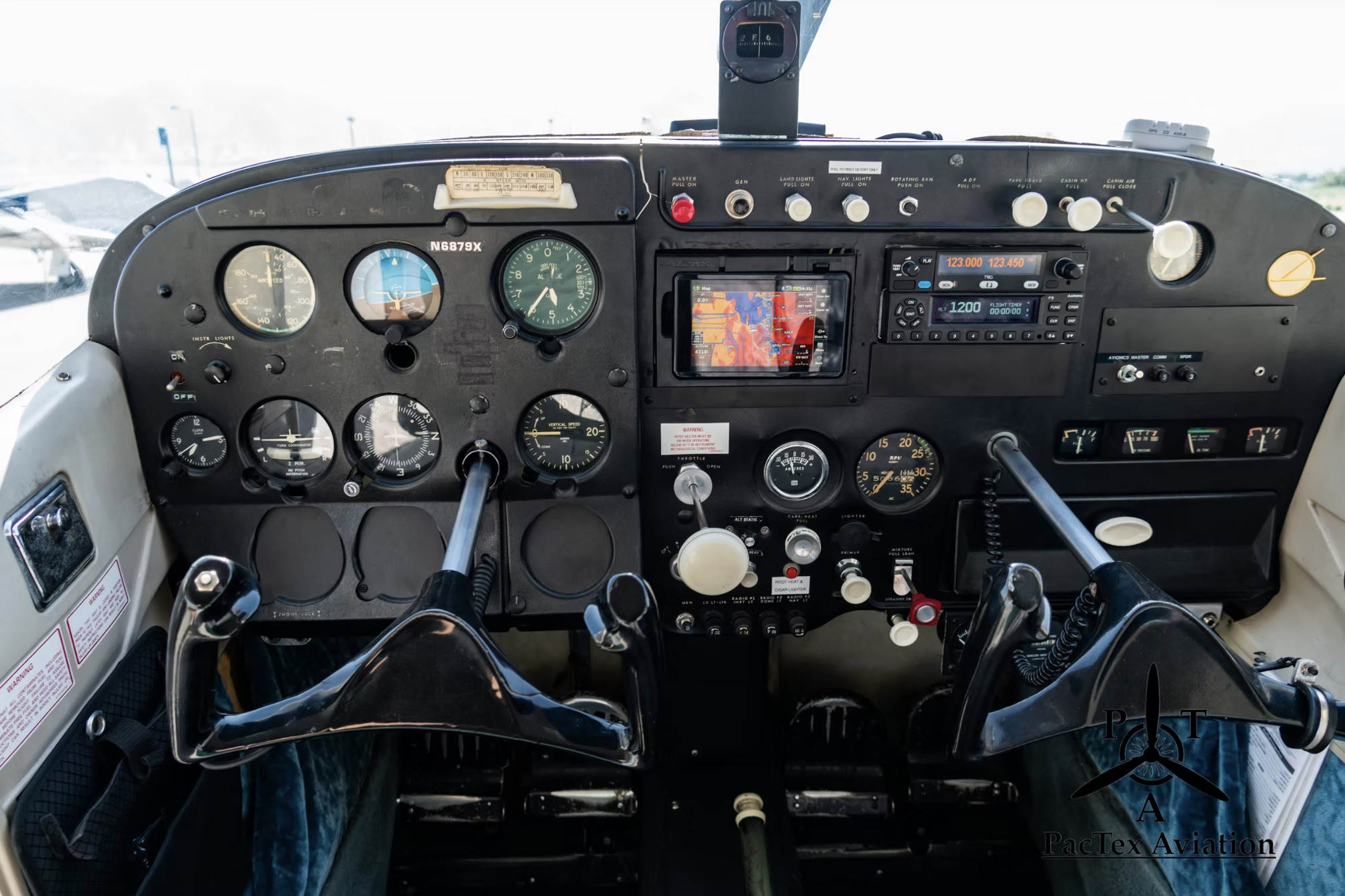 Cessna 172B image 5